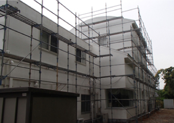 足場を建物全体に架設します