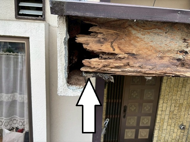 大崎市　破風の木下地が腐食しているため強度がない様子