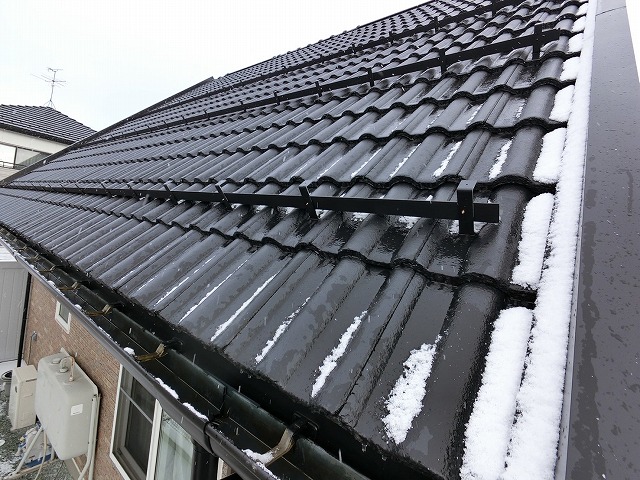 黒川郡大和町　矩勾配屋根の上に3段雪止めアングルが設置してある様子