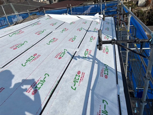 仙台市泉区　色褪せしたコロニアルの上にエコルーフを設置