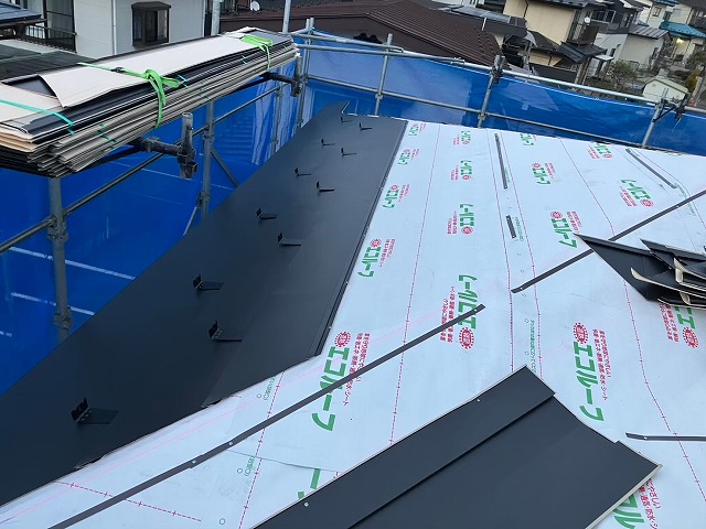 仙台市泉区　色褪せしたスレート屋根の上に断熱材付きの横葺き屋根を設置