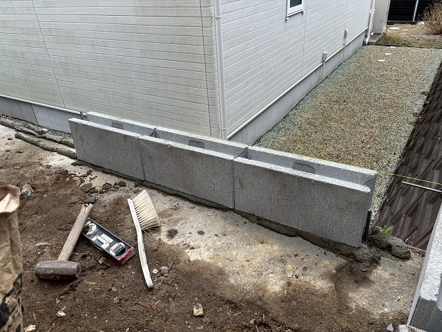 仙台市太白区　境界フェンスを固定するため　ブロックを設置した