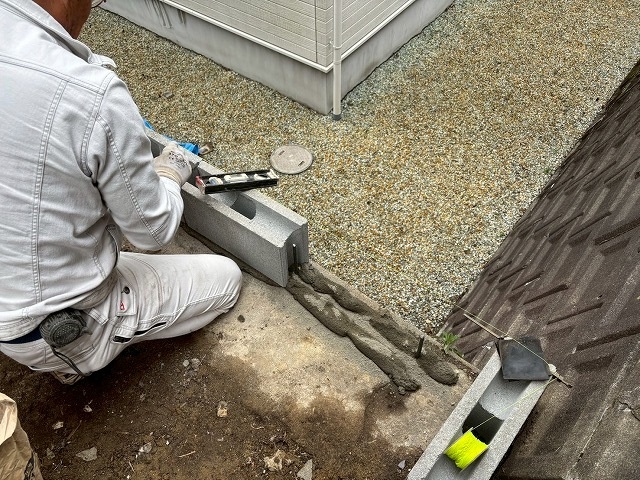 仙台市太白区　境界フェンス設置のため　ブロックの水平を確認している様子