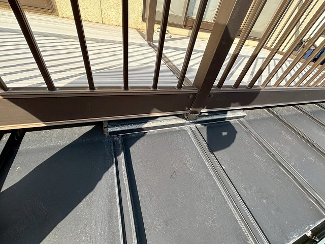 仙台市泉区　バルコニーの足が屋根上に乗っかている