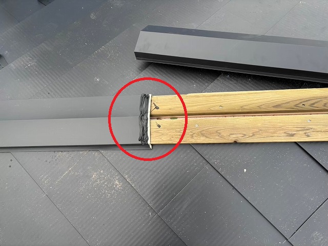 仙台市泉区　棟包み板金の重なり部分にコーキング材で防水処理を行った