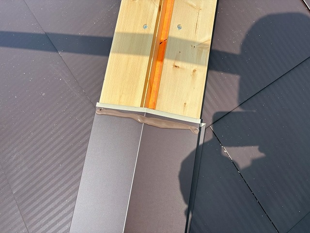 仙台市泉区　棟板金の重なり部にコーキングで防水処理を行った