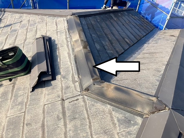 仙台市泉区　屋根カバー工事に伴い、既存の棟包み板金を解体している