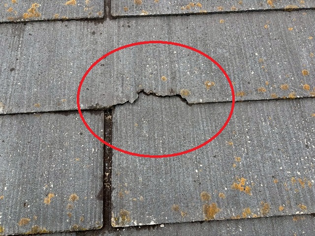 スレート瓦の割れを確認