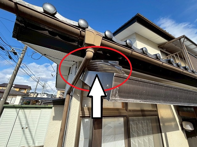 仙台市太白区　ポリカ波板が強風により捲り上がっている様子