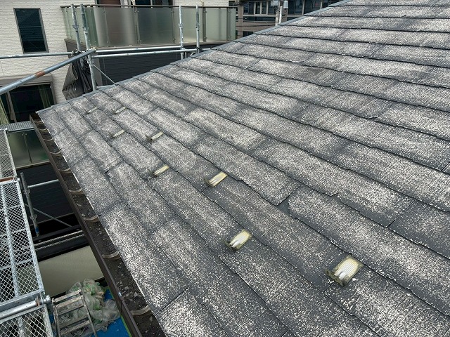 仙台市青葉区　色褪せが目立つスレート屋根の様子