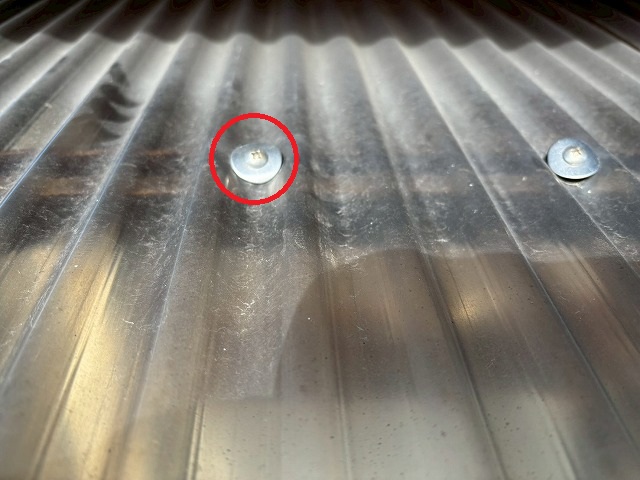 仙台市太白区　本来は山部に固定するはずのフックボルトが谷部に固定されてある様子