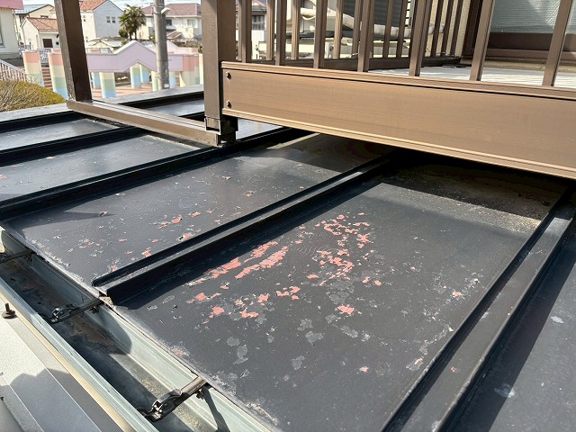 仙台市泉区　屋根の表面の塗装が剥がれている様子