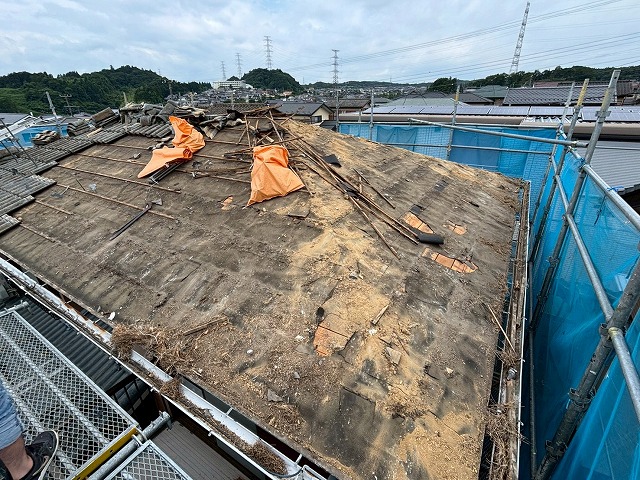 瓦撤去後の傷んだ下地
