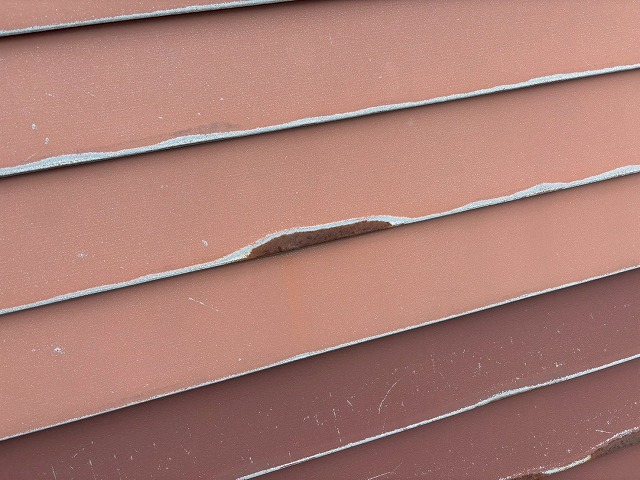 仙台市泉区　築35年程の金属屋根の錆びの様子