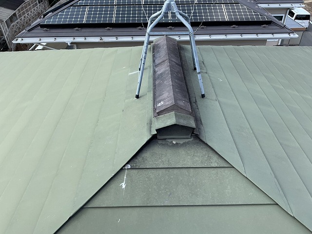 仙台市青葉区　大棟の棟包み板金の釘の浮きが見られた