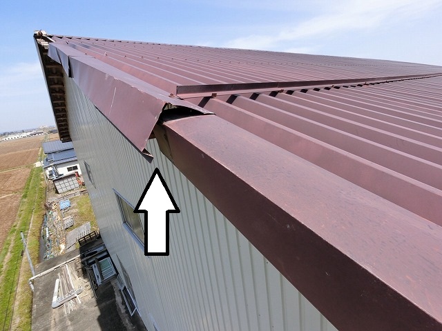 大崎市　工場のケラバ板金が外れかけている