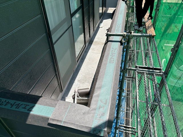 仙台市泉区　バルコニー笠木に防止シートを設置した