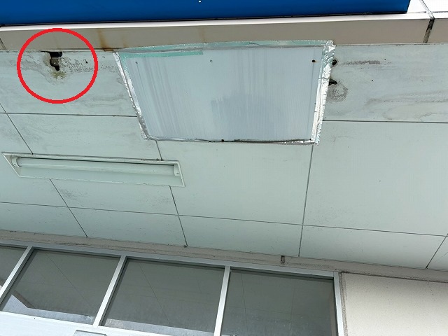 仙台市太白区　店舗入り口天井に大きく開いた穴