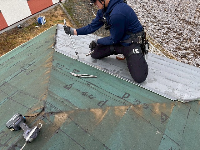 仙台市青葉区　既存の物置屋根を固定している釘を外している