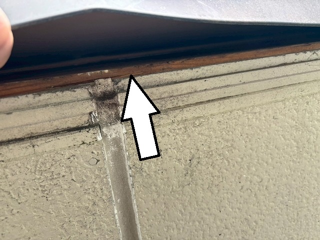 仙台市泉区　笠木の内側に防水シートが貼られていなかった様子