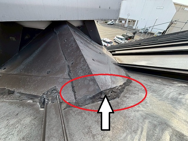 仙台市太白区　ベンチレーターの雪割部のコーキングが切れて雨水が浸入している様子