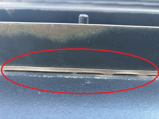 仙台市太白区　設置された看板の架台の鉄骨と屋根の取り合いに塗られたコーキングに隙間が生じている