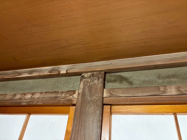加美町　隅棟から室内に雨水が浸入している様子
