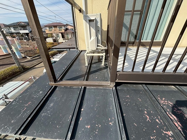 仙台市泉区　バルコニーの足が瓦棒屋根に乗っかっている様子