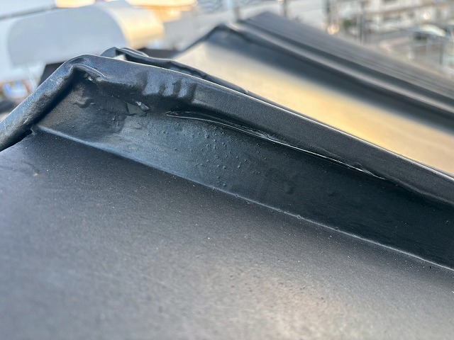 仙台市太白区　屋根の頂部の瓦棒キャップが勘合していない様子