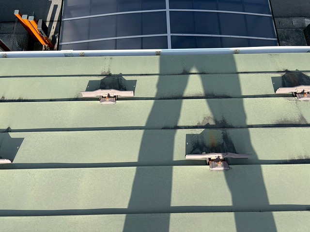 仙台市青葉区　北面の屋根の軒先に黒いシミがある