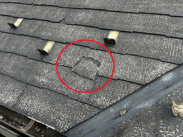 仙台市青葉区　谷板金付近のコロニアルが割れて落ちかけている様子