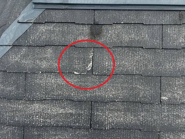 仙台市青葉区　所々既存のスレート瓦が破損している様子