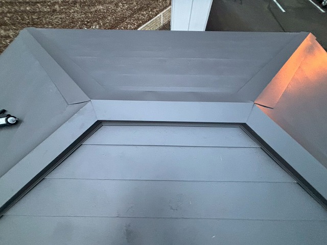 仙台市青葉区　物置屋根に棟包み板金設置完了後の様子