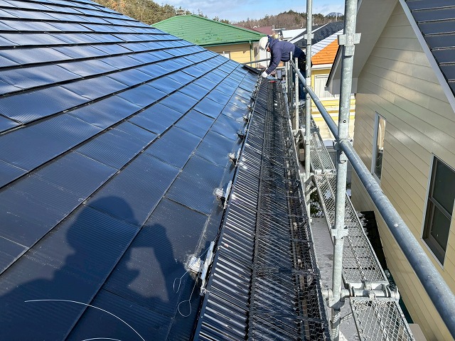 仙台市泉区　隣接するご自宅に落雪しないようにスノーZを設置している