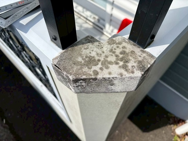 仙台市青葉区　樹脂製の笠木のコーナー役物が劣化している様子