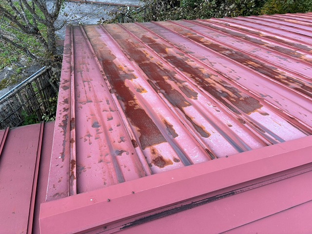 栗原市　旅館の瓦棒屋根が錆びている様子