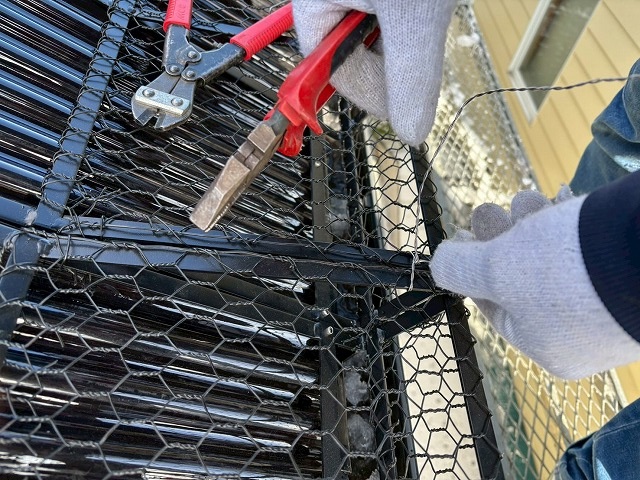 仙台市泉区　スノーZをステンレス線で固定している様子