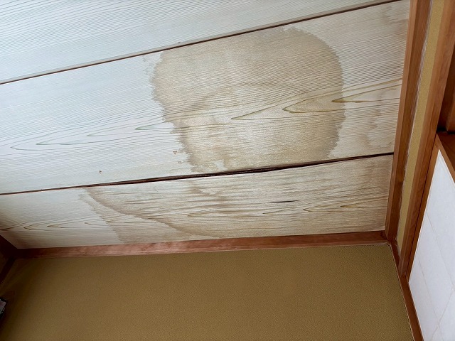 仙台市太白区　1階の軒先付近から雨漏りしているご自宅の室内天井の様子