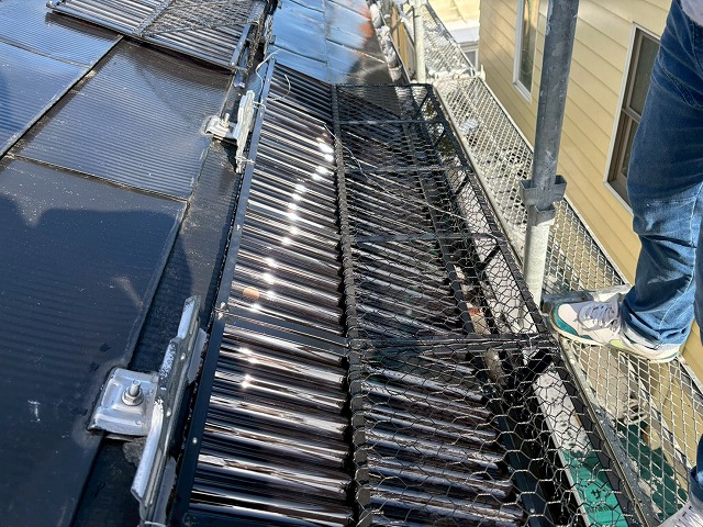 仙台市泉区　2階の軒先にスノーZを設置している様子