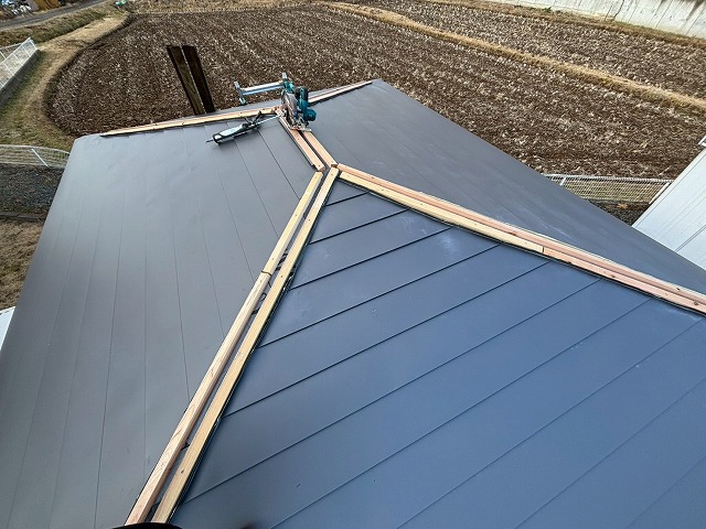 仙台市青葉区　物置屋根に棟包み板金用の木下地を設置した