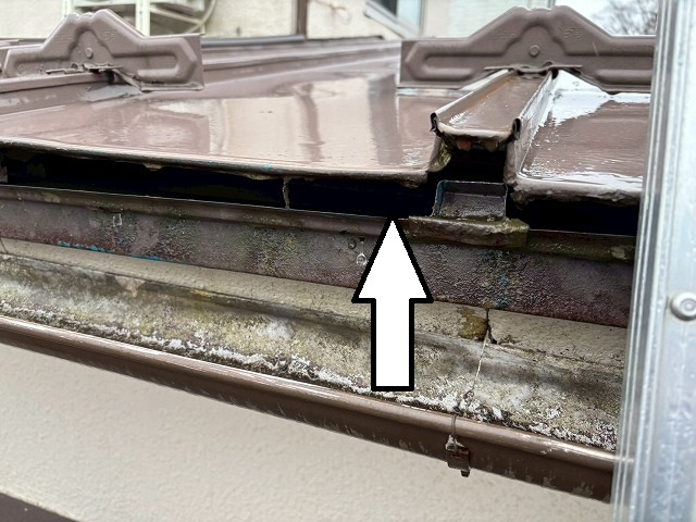 仙台市青葉区　瓦棒屋根の軒先に隙間が生じ　雨水が浸入してしまう