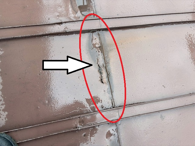 仙台市青葉区　錆により金属の瓦棒屋根に穴が開いている