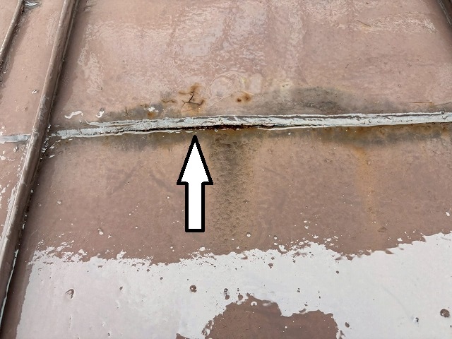 仙台市青葉区　金属屋根の内側から腐食している様子