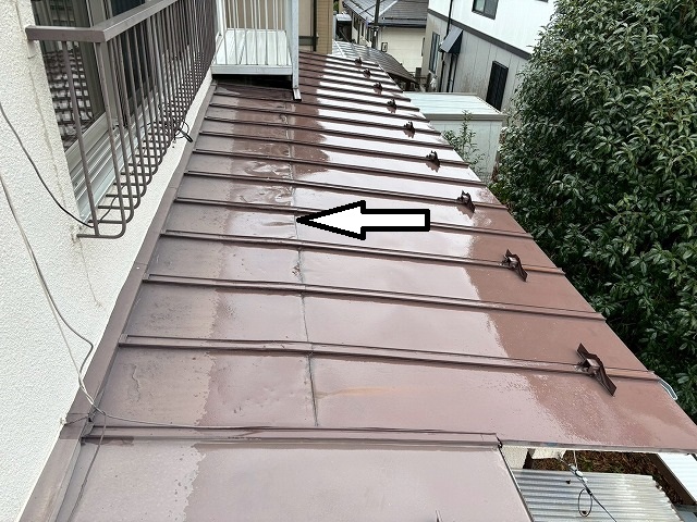 仙台市青葉区　瓦棒屋根の増設部分に繋ぎ目がある