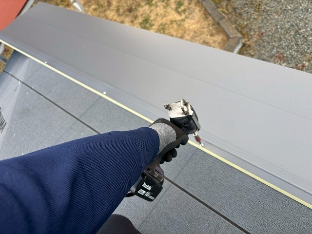 仙台市青葉区　物置屋根にビスで横葺きを固定している