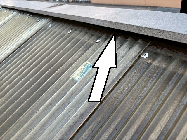 仙台市宮城野区　板金笠木が風に煽られて浮いている