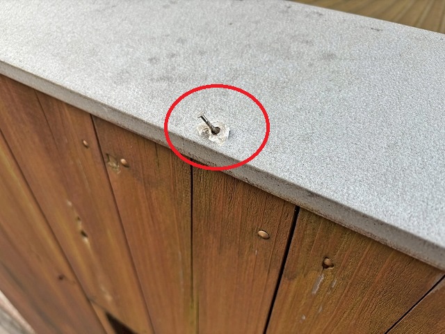 仙台市宮城野区　板金笠木を固定している釘が浮いている