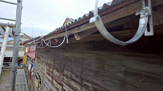 石巻市　表しの垂木に軒樋の金具を設置