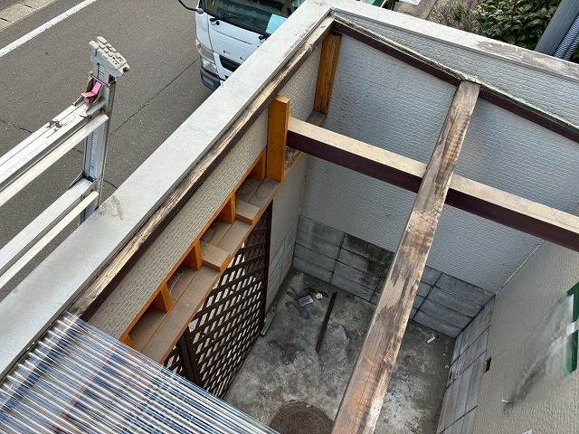 仙台市宮城野区　ゴミ集積所のポリカ波板を解体