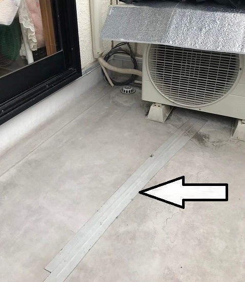 仙台市泉区　バルコニー防水のひび割れ箇所に防水テープでDIY補修を行っている